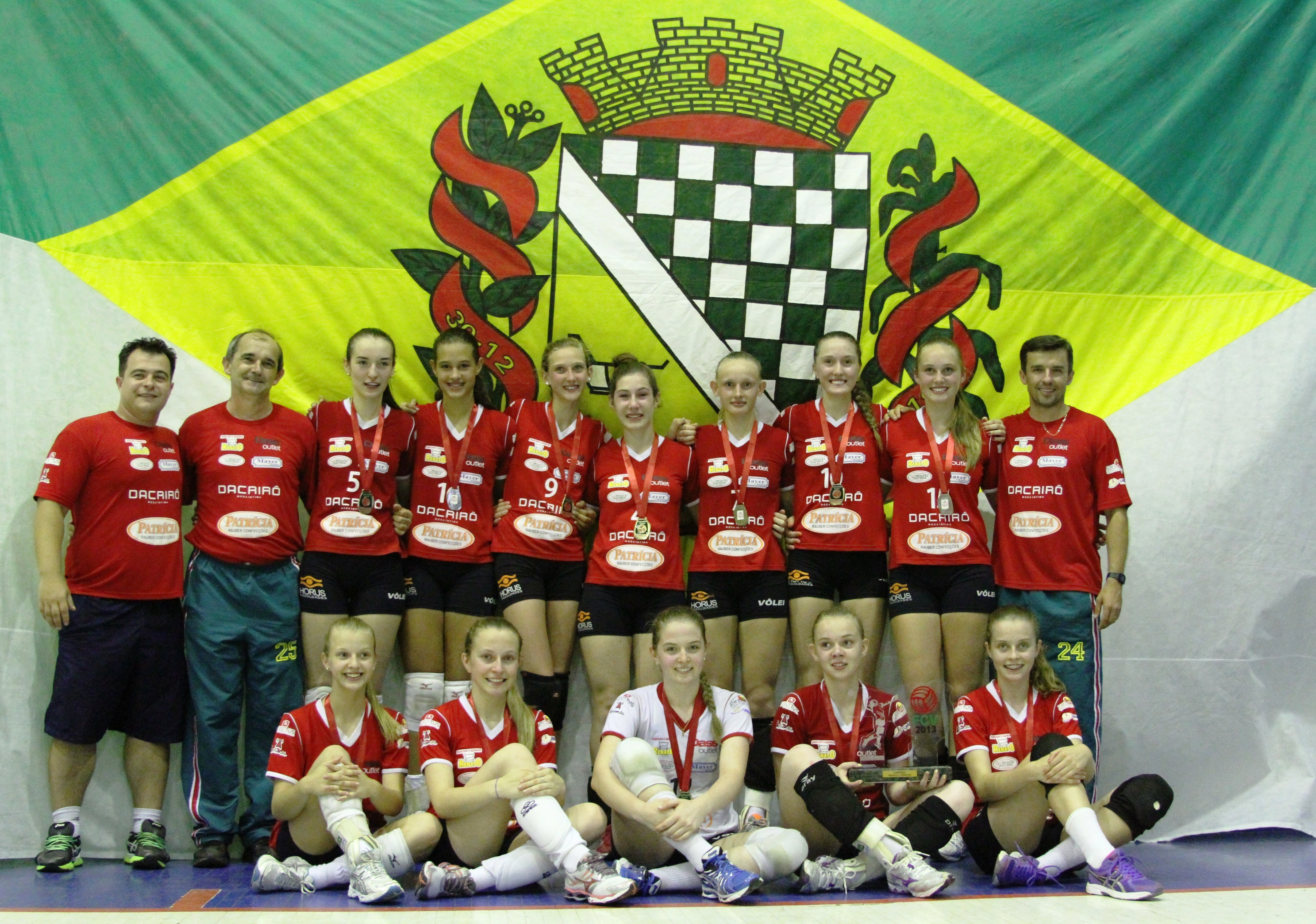 Equipe de voleibol feminino saudadense, campeã do Estadual 2013
