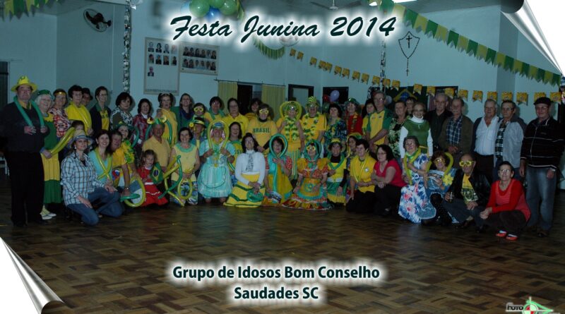 Idosos do grupo Nossa Senhora do Bom Conselho, de Saudades, comemoraram São João em clima de Copa do Mundo