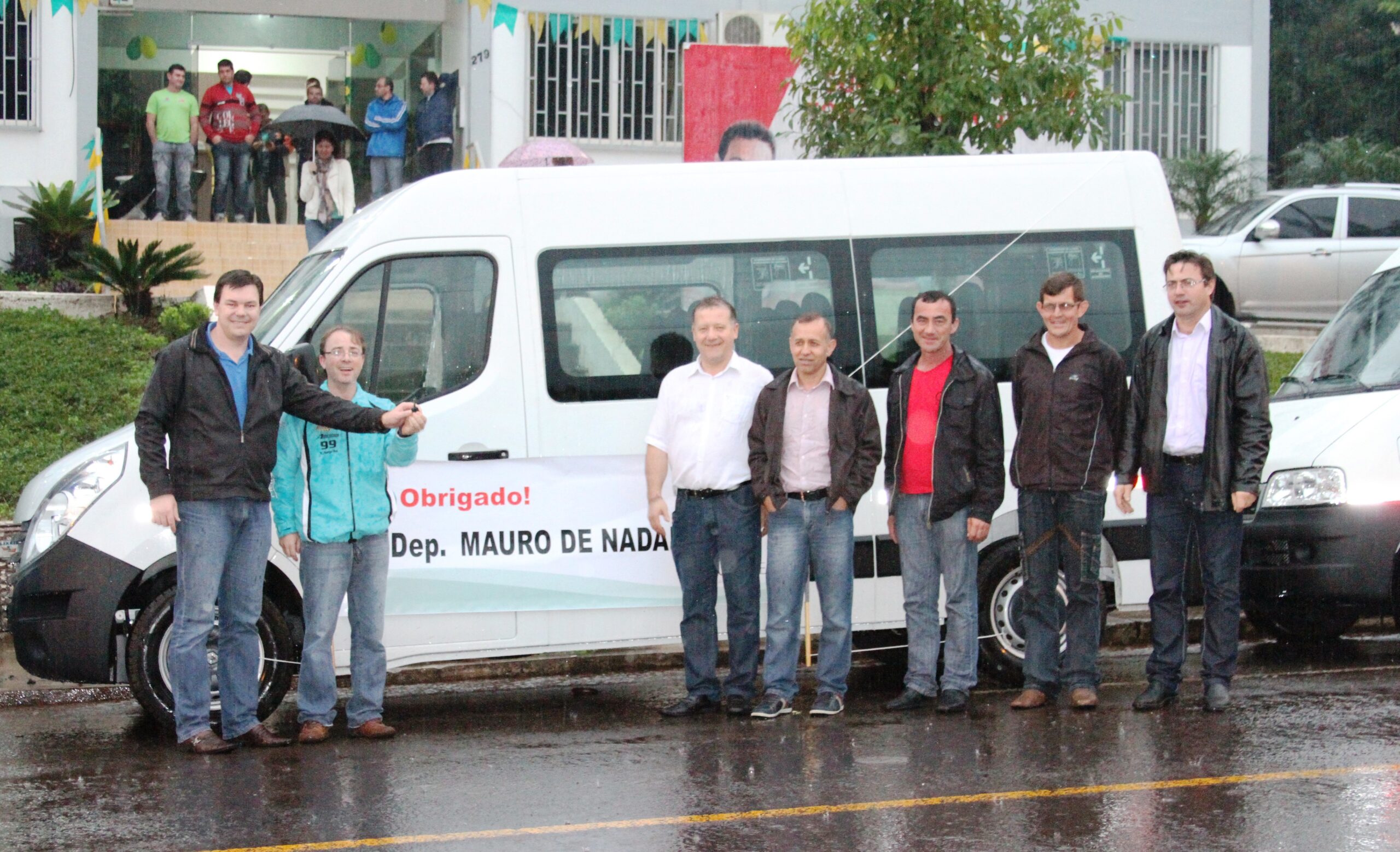 Alex Dal Piva, assessor do Deputado Estadual Mauro de Nadal, esteve fazendo a entrega oficial da van para o município de Saudades