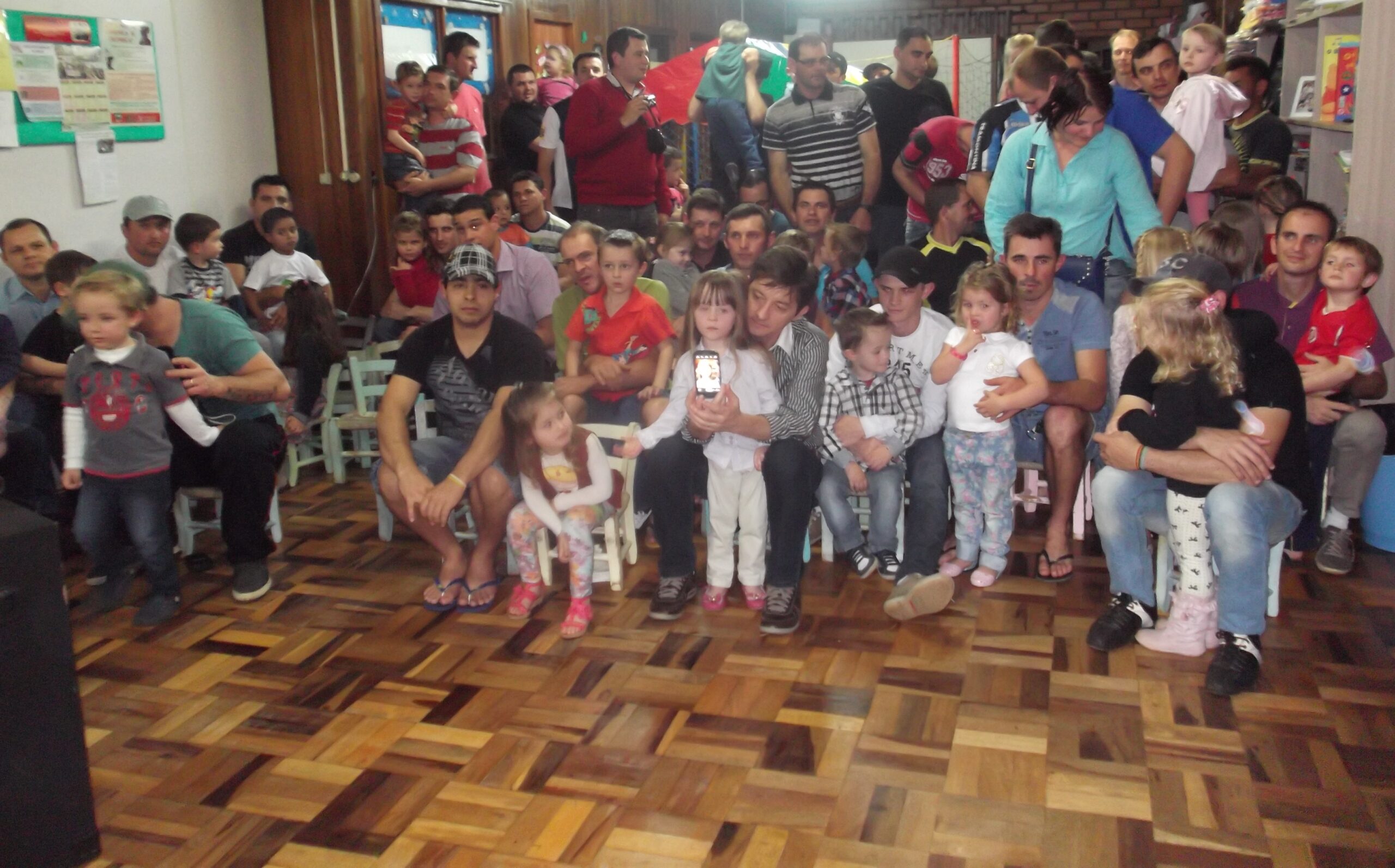 Pais dos alunos do CEI Cantinho Alegre participaram de homenagens prestadas pelos filhos