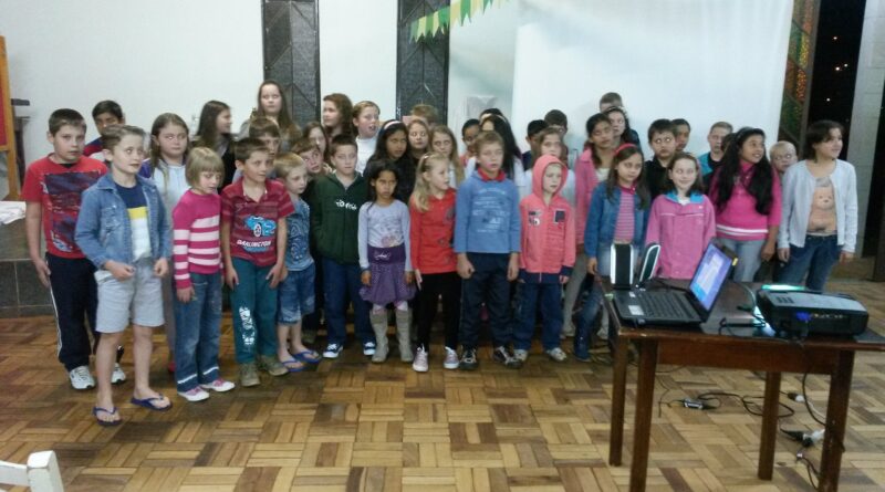 Crianças que frequentam o SCFV homenagearam os pais cantando a música “Como Zaqueu”