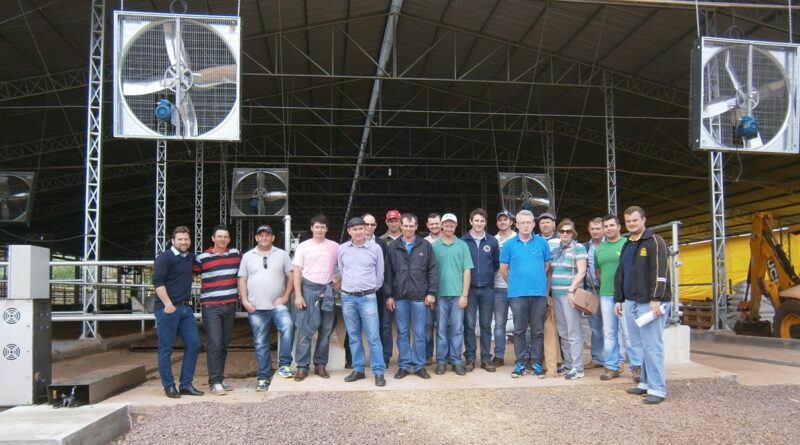 Comitiva de agricultores e técnicos saudadenses tiveram oportunidade de conhecer novos sistemas de produção, como o Compost Barn