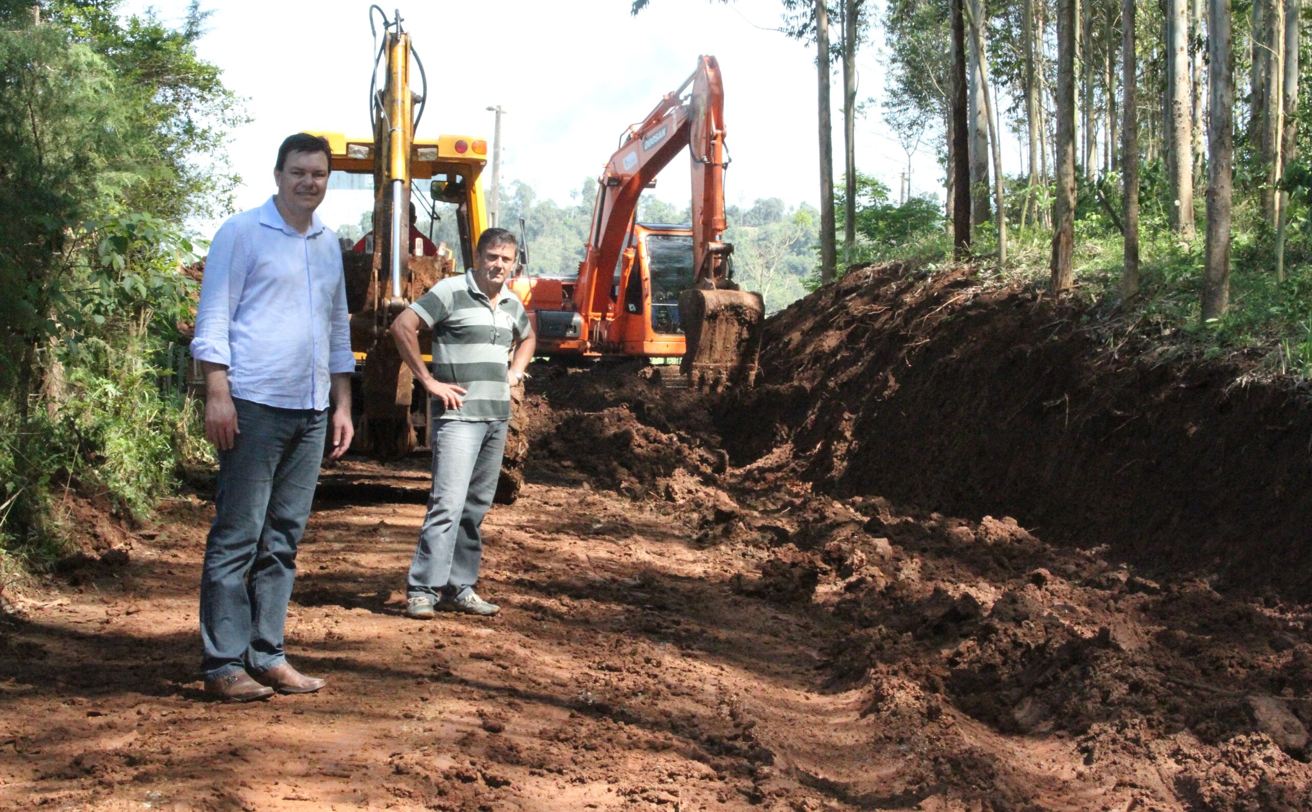 Prefeito Daniel e Secretário Flávio acompanham obras de melhoria da estrada na Linha Jacutinga