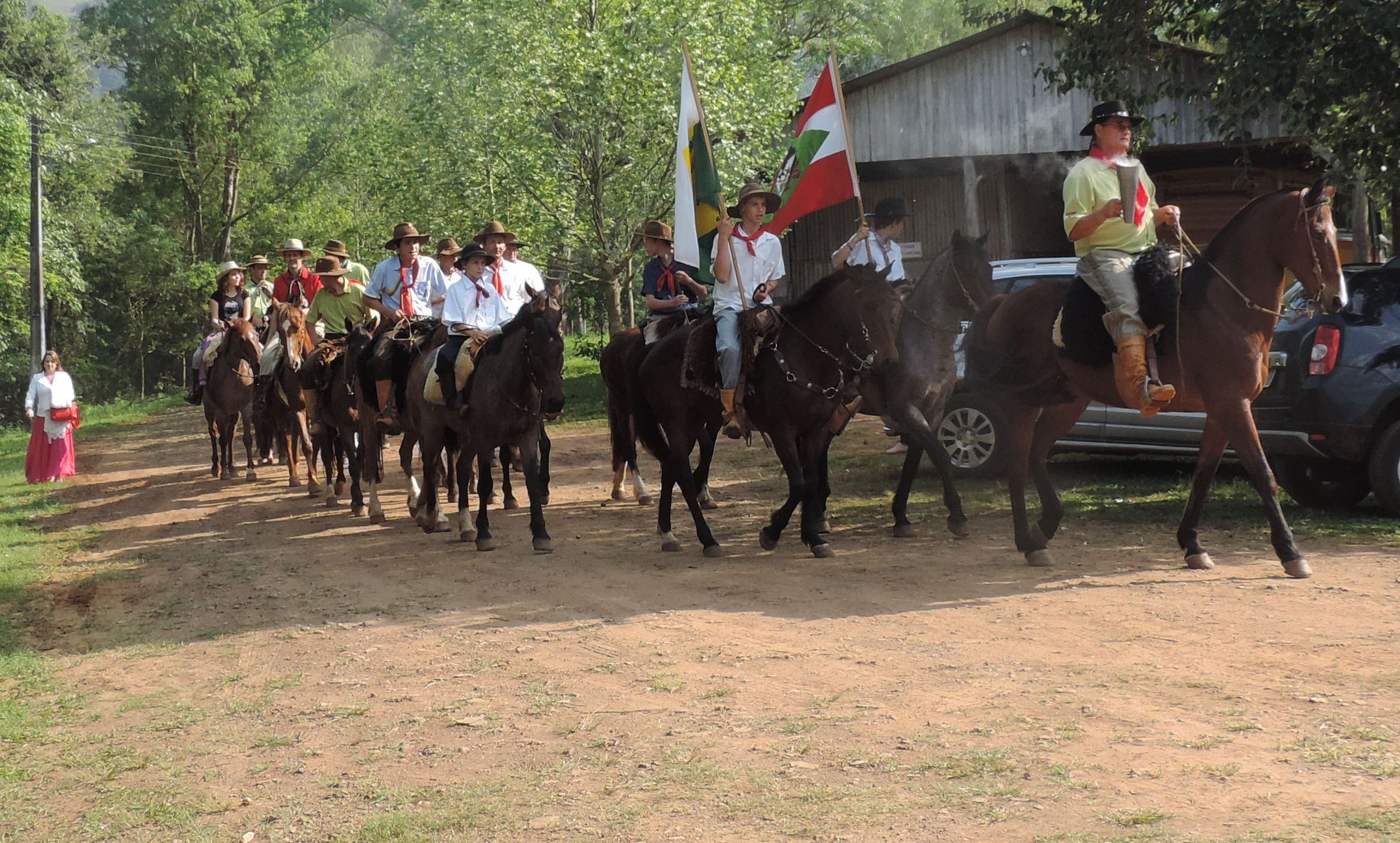 Comitiva que participou da cavalgada chega à sede do CTG Galpão da Amizade, no domingo de manhã