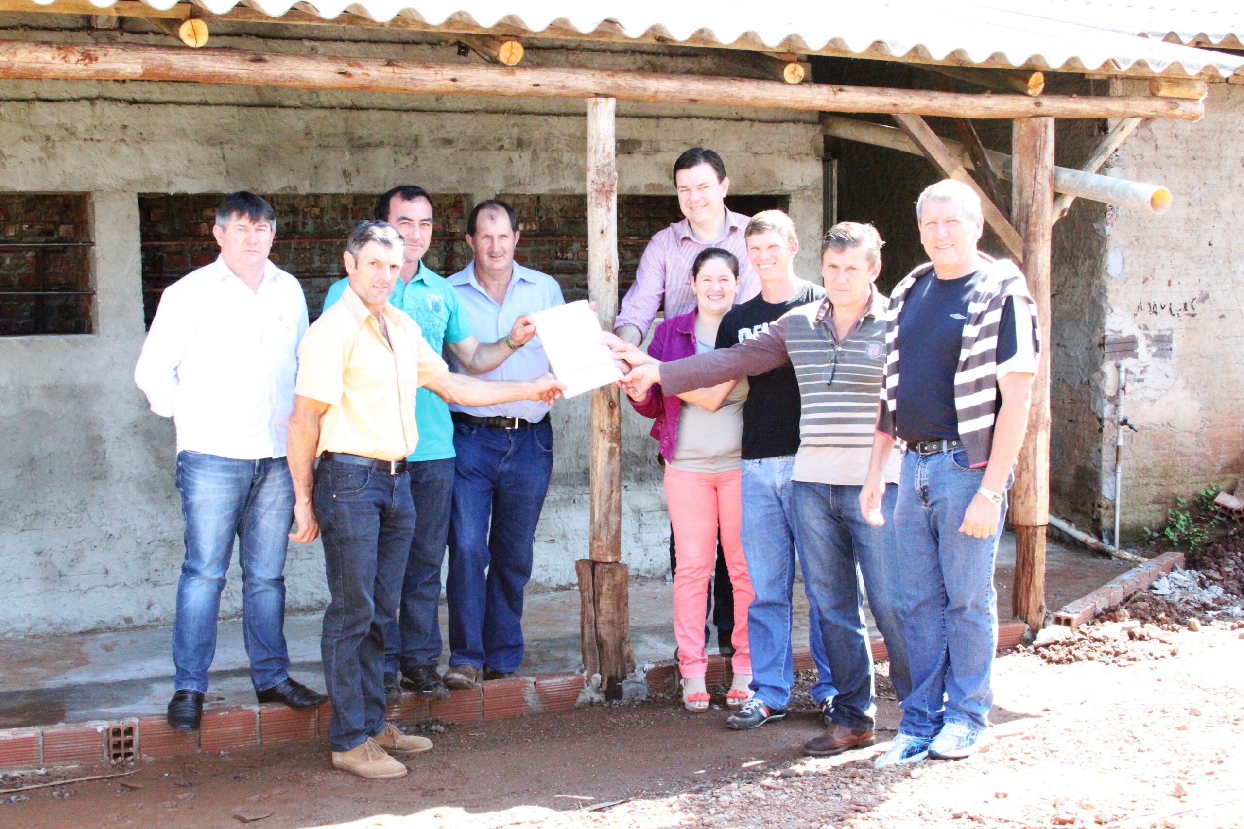 Representantes da administração municipal, junto com moradores do Distrito de Juvêncio, durante a assinatura do termo de repasse de recursos