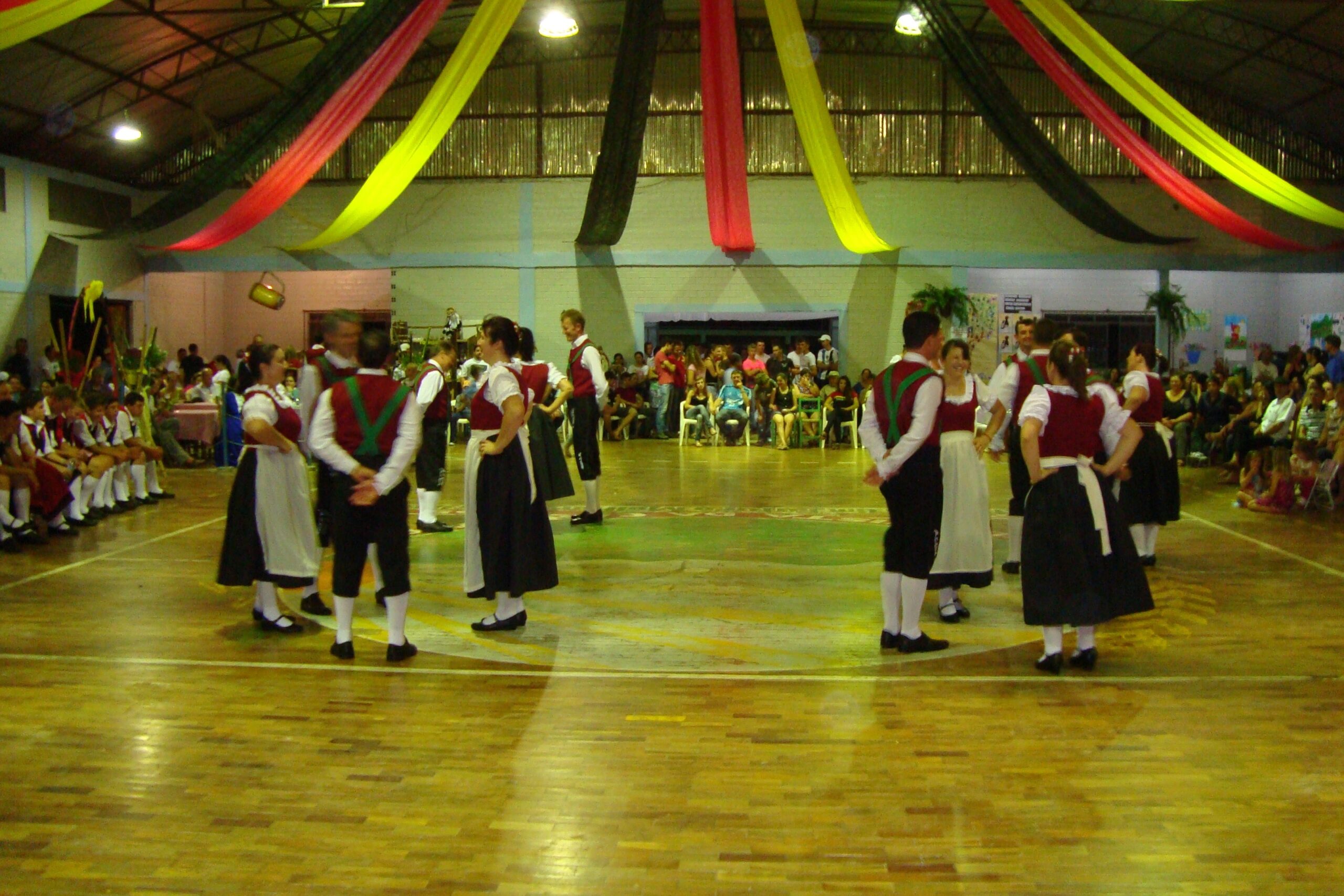 Grupo saudadense apresentou sete danças, que encantaram o público presente