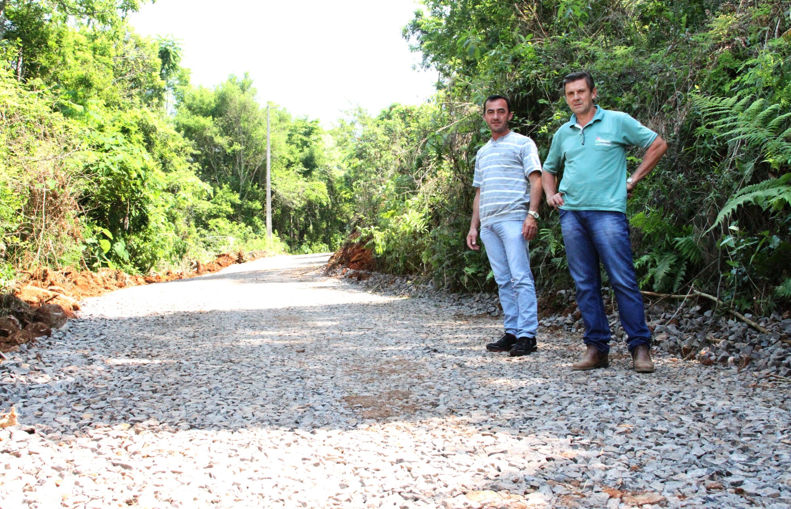 Secretário Flávio e prefeito em exercício Sadan visitam estrada que recebeu britagem
