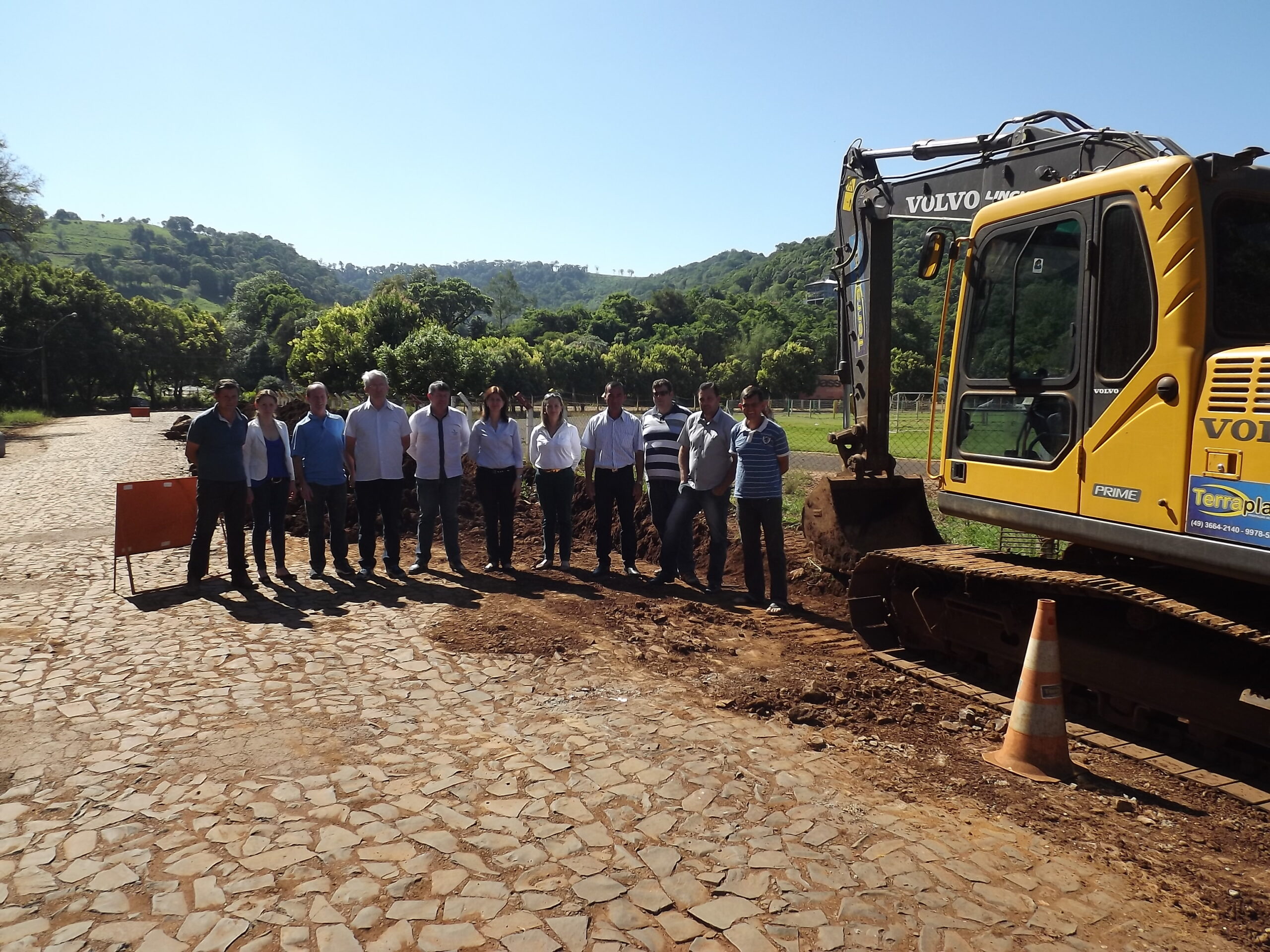 Autoridades, acompanhadas do prefeito em exercício Sadan, visitam obra de pavimentação ao Hidrocamping