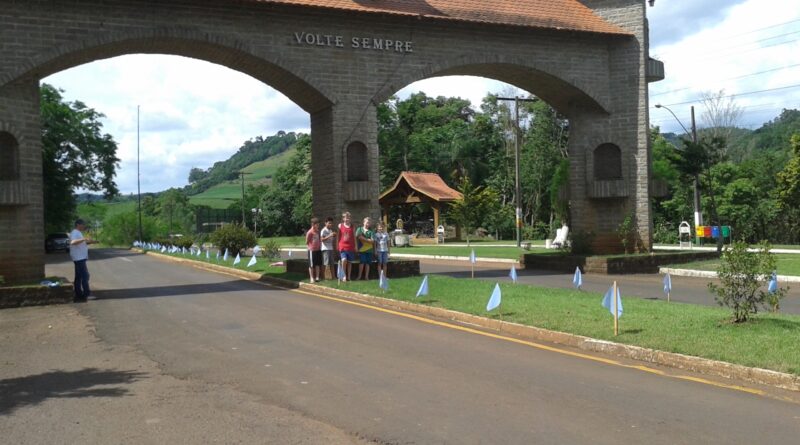 Alunos do SCFV de Saudades fizeram as bandeirinhas e as colocaram no pórtico de entrada do município