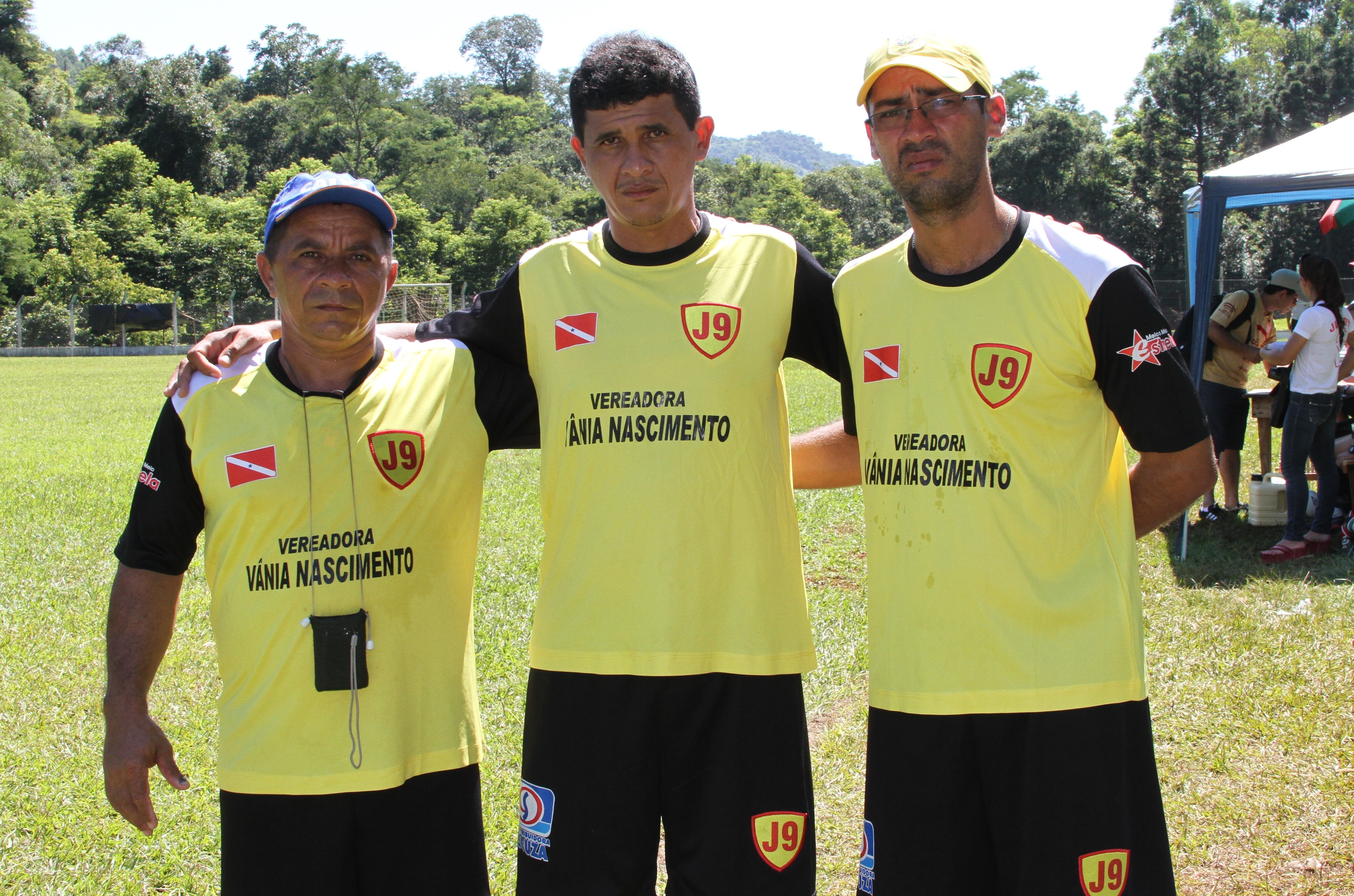 Auxiliar técnico João (primeiro da esquerda para a direita), com treinadores do J9 EC do Pará