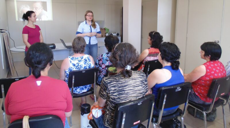 Psicóloga Raquel e enfermeira Fabiane abordam temas relacionados às doenças de Parkinson e Alzheimer