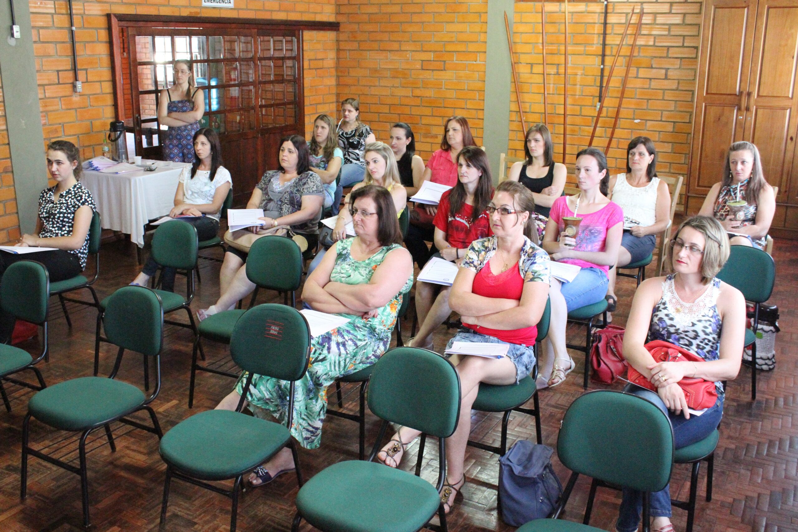 Donas de salões de beleza do município participaram do encontro, que tratou sobre a nova normativa estadual