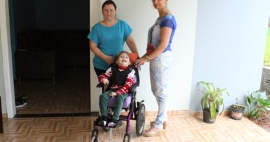Família da pequena Fernanda destacou importância da cadeira para o cuidado diário