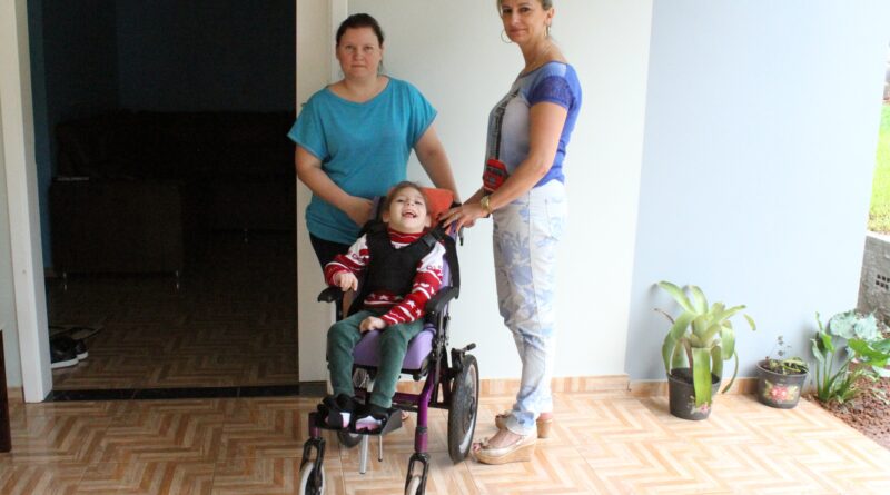 Família da pequena Fernanda destacou importância da cadeira para o cuidado diário