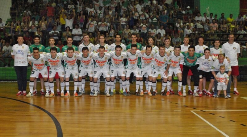 Equipe da AD Saudades, campeã Estadual de Futsal da Primeira Divisão 2014