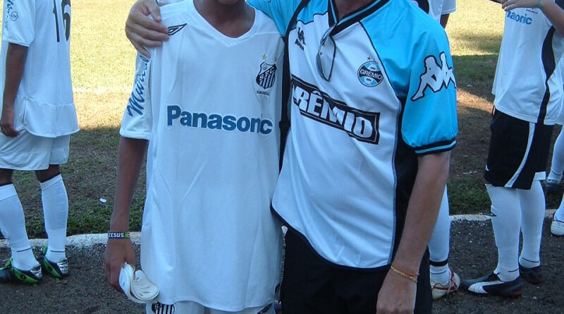 Ícone do esporte saudadense, professor Tarcísio Cassol, com o craque Neymar, que também passou pela Taça Saudades