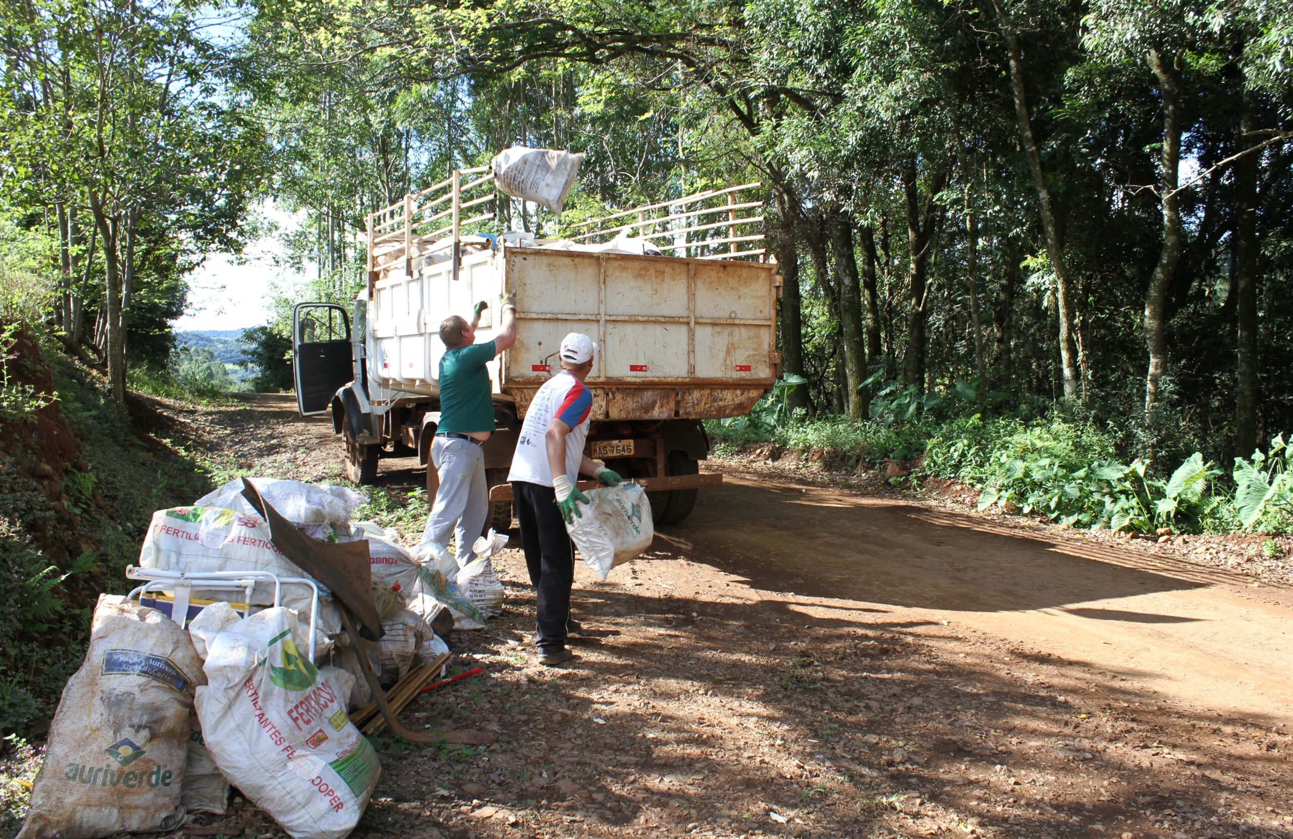 Secretarias da Agricultura e Infraestrutura fizeram a coleta de lixo seco no interior de Saudades