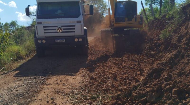 DMER de Saudades continua com a limpeza das estradas no meio rural